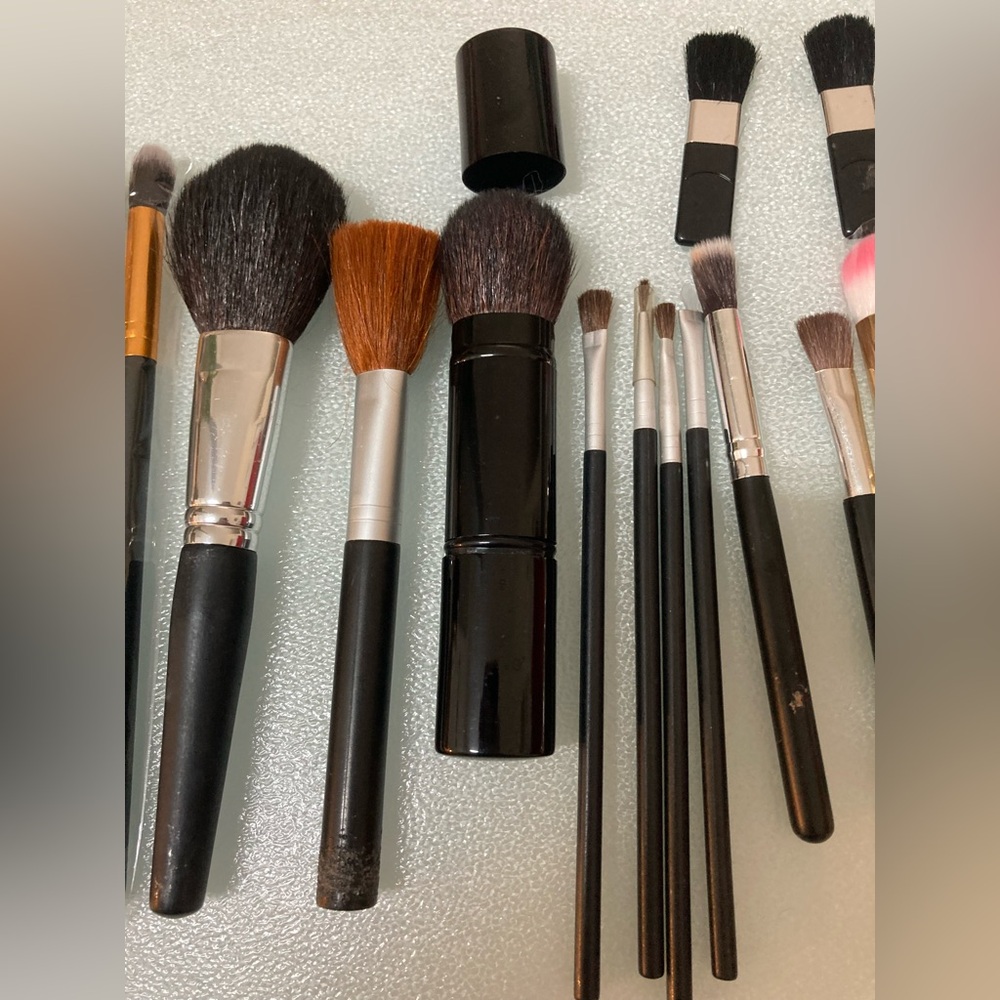 Lot of 20 Various Sizes of Makeup Brushes with Bag NEW - Picture 3 of 5